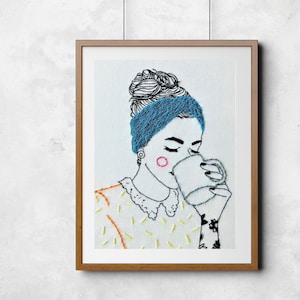 Könnte beinhalten: Gestickte Illustration einer Frau mit einem blauen Stirnband, die ein gelbes und oranges gemustertes Hemd trägt und aus einer weißen Tasse trinkt.