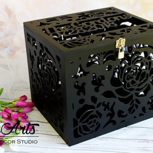 Personalisierte abschließbare schwarze Hochzeitskarte Box mit Rosen-Hochzeitsgeschenk-Sperrholz Box-Hochzeits-Spardose mit Datum und Namen-Hochzeitskarte Geldhalter