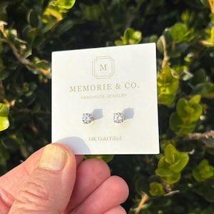 Pendientes de botón con circonita cúbica chapada en oro de 14 quilates. Pendientes minimalistas. Delicados pendientes de uso diario para múltiples perforaciones. imagen 4