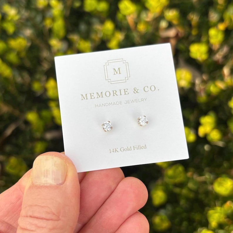 Pendientes de botón con circonita cúbica chapada en oro de 14 quilates. Pendientes minimalistas. Delicados pendientes de uso diario para múltiples perforaciones. imagen 3