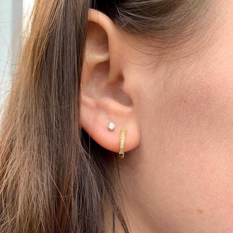 Pendientes de botón con circonita cúbica chapada en oro de 14 quilates. Pendientes minimalistas. Delicados pendientes de uso diario para múltiples perforaciones. imagen 5