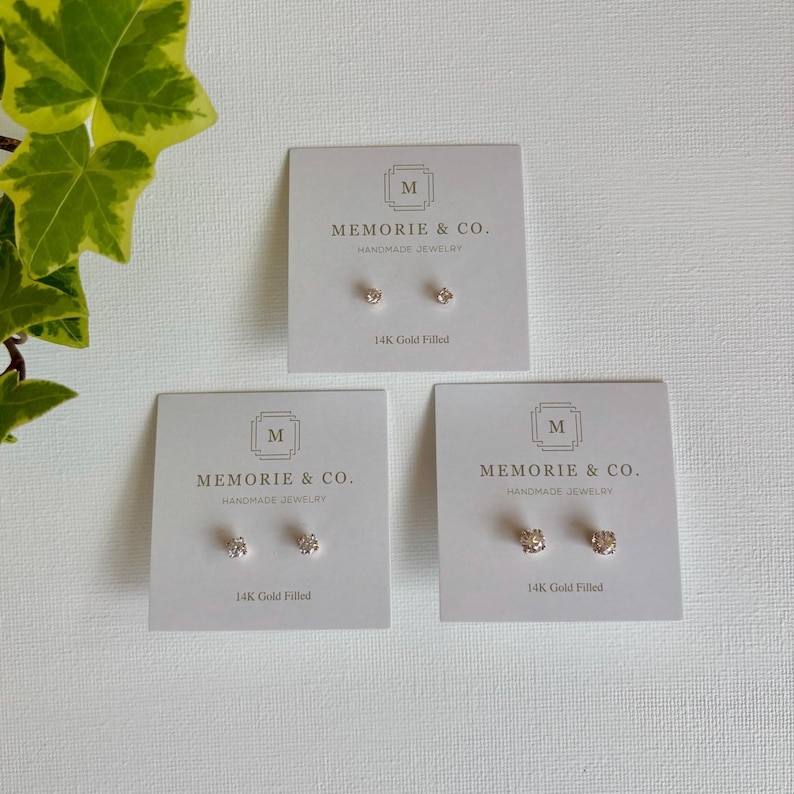 Pendientes de botón con circonita cúbica chapada en oro de 14 quilates. Pendientes minimalistas. Delicados pendientes de uso diario para múltiples perforaciones. imagen 1