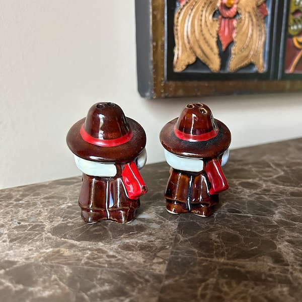 Vintage Sleeping Mexican salt and pepper shakers, siesta sombrero set, collectible mid century salt and pepper set, MCM kitchen decor