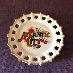 Vintage Atlantic City collectable wall plate, mid century souvenir, ceramic Atlantic City , scallop edging