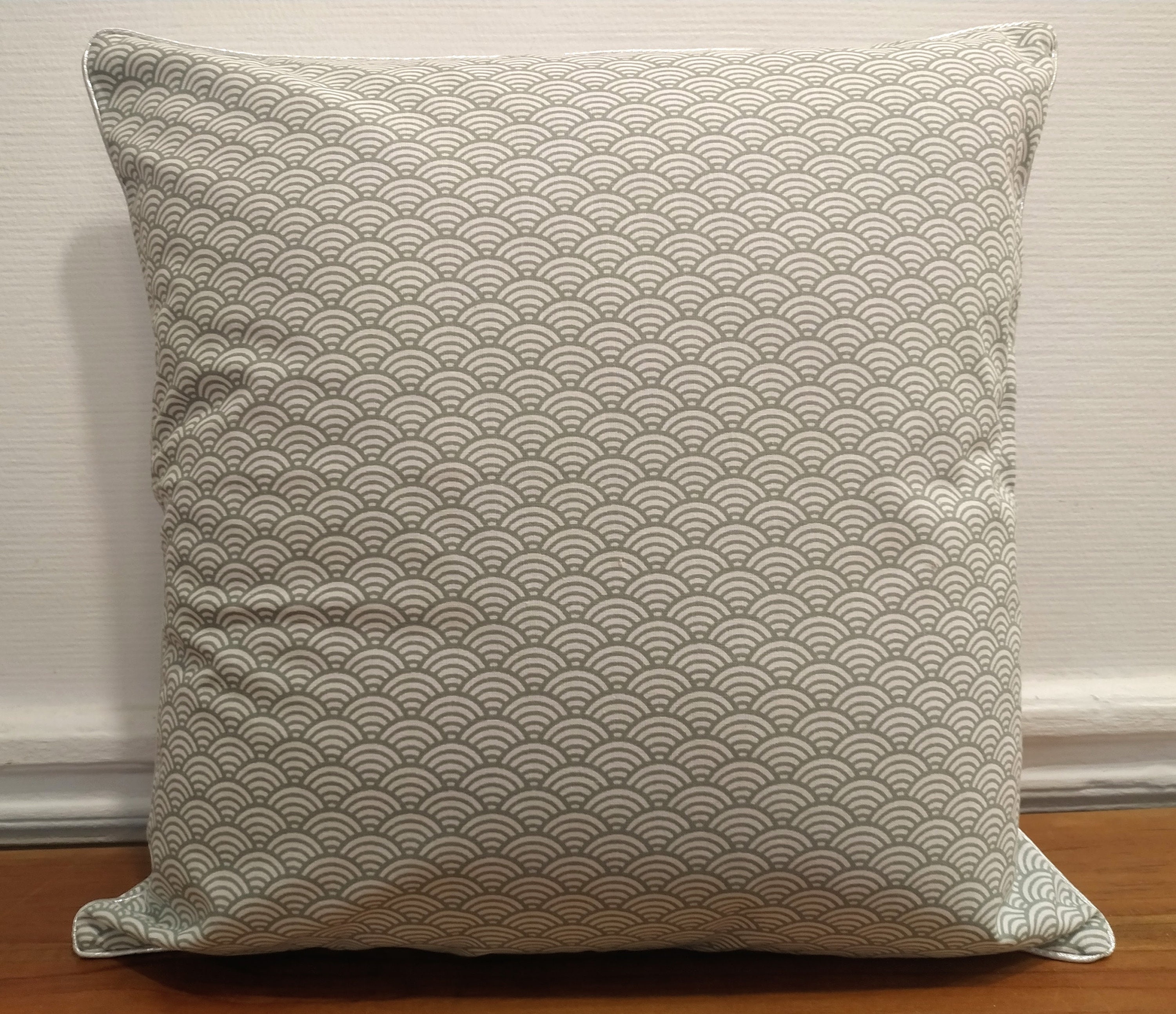 Housse de Coussin Passepoilée en Coton Gris et Argent