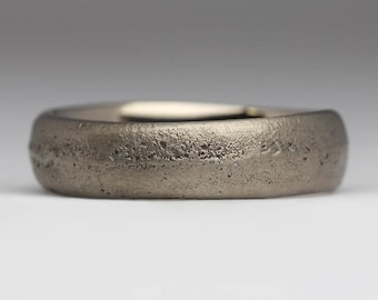 Anillo de oro blanco de 14 quilates, 6 mm, anillo de bodas único para él o ella, textura sutil, banda alternativa inusual fundida en arena de playa, estilo industrial rústico.