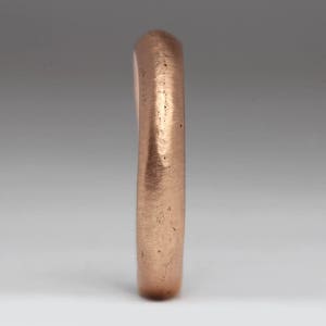 Op de afbeelding: Een eenvoudige, geborstelde ros&eacute;gouden trouwring.