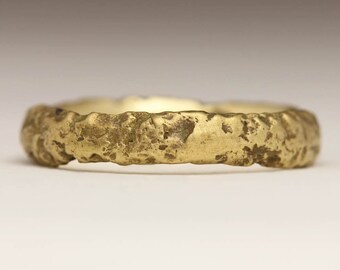 Strukturierter 18-Karat-Gelbgoldring, 4-mm-Ring aus recyceltem Gold, rustikaler Naturring, Rock-Sandcast-Ring, oxidierte klobige Ehering-Alternative