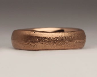 Anillo de oro rosa de 9 quilates y 7 mm, anillo grueso de oro rojo, joyería unisex contemporánea, fundido en arena de playa, hecho a mano en Cornualles, banda curva natural.