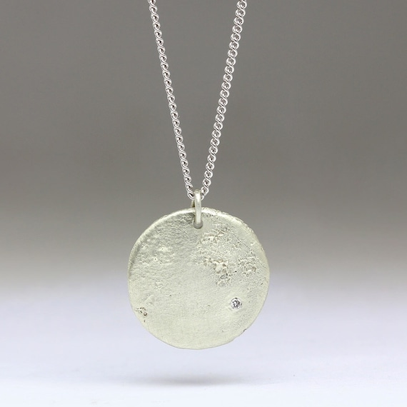 9ct diamond set disc pendant. 9ct diamond set disc pendant.