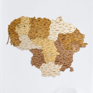 Carte de la Lituanie en bois - villes, routes, frontières gravées - grande décoration murale 3D multicolore pour votre chambre, entrée, bureau