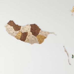 Holzkarte von Madeira – gravierte Namen, Straßen, Städte und Grenzen, mehrfarbige 2D-Wanddekorationskunst für Ihr Zimmer, Flur und Büro