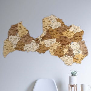 Lettland-Holzkarte – gravierte Städte, Straßen, Grenzen – große mehrfarbige 3D-Wanddekorationskunst für Ihr Zimmer, Flur, Büro