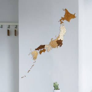 Carte du Japon en bois - villes, routes, frontières gravées - grande décoration murale 3D multicolore pour votre chambre, entrée, bureau