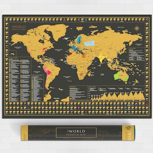Könnte beinhalten: Eine schwarze Kratzkarte der Welt mit Goldfolie, die die Länder bedeckt. Die Karte ist aufgerollt und bereit zum Aufstellen. Die Karte ist mit "The World Scratch Map" beschriftet.