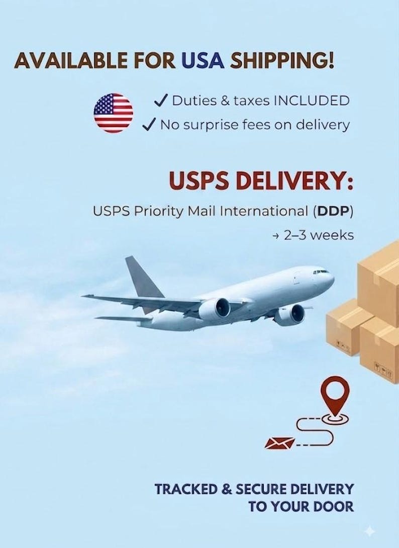 Pode incluir: Um gr&aacute;fico azul claro com um avi&atilde;o branco em voo, uma pilha de caixas de papel&atilde;o marrons, um &iacute;cone de pino de localiza&ccedil;&atilde;o vermelho e um &iacute;cone de envelope. O texto inclui AVAILABLE FOR USA SHIPPING, Duties & taxes INCLUDED, USPS DELIVERY e TRACKED & SECURE DELIVERY.