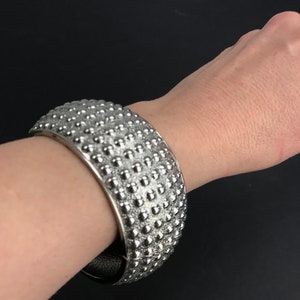 Vintage 90-tals bred manschett Metallbubblor Silverton Hamrad handledsklämma Armband Stängd gångjärnsmanschett Chunky Silverarmband