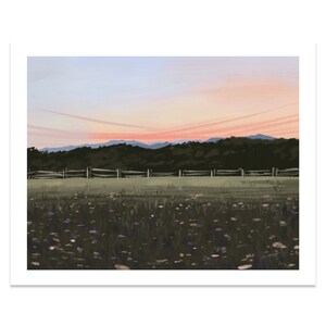 K&ouml;nnte beinhalten: Ein Gem&auml;lde, das ein Feld mit einem Holzzaun im Vordergrund zeigt. Das Feld ist mit kleinen lila Blumen bedeckt. Im Hintergrund sind Berge und ein rosafarbener Sonnenuntergangshimmel zu sehen.