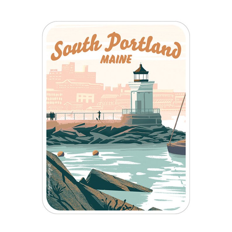 Puede incluir: Una ilustraci&oacute;n de estilo retro de un faro en una costa rocosa con el texto "South Portland, Maine". La ilustraci&oacute;n est&aacute; en una paleta de colores apagados de azules, verdes y rosas.
