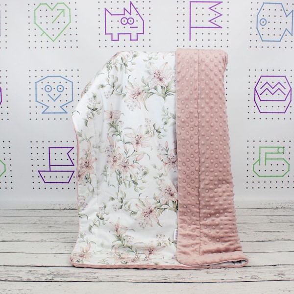 Lelies Flowers Minky Blanket, Floral gepersonaliseerde handgemaakte Minky Blanket, gepersonaliseerde Baby Girl Blanket | Nuva