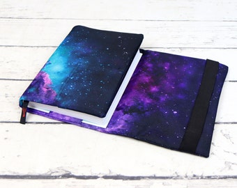 Universe verstellbare Wrap-Around Buchhülle für Taschenbuch und Hardcover Buch, Notizbuch und Tagebuch, Buchumschlag aus Stoff | Neu