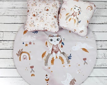 Boho Bunny sur tapis de jeu arc-en-ciel et oreiller décoratif, tapis de jeu rond, tapis de bébé rembourré, tapis de sol pour décoration de chambre d'enfant | Nuva