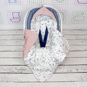 ¡Listo para enviar! Manta para asiento de auto Meadow Bunny, tamaño infantil para asiento de auto con arnés de 5 puntos / Nuva