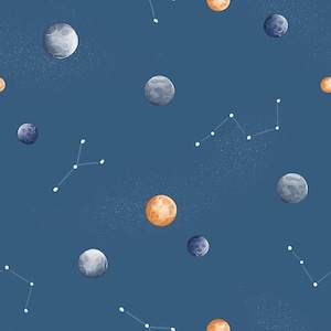 Könnte beinhalten: Ein nahtloses Muster mit Planeten in Grau-, Orange- und Blautönen auf einem dunkelblauen Hintergrund. Weiße Sternbilder sind durch gepunktete Linien verbunden. Die Planeten variieren in Größe und Textur und erzeugen ein himmlisches Thema.