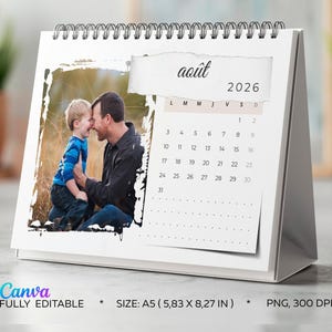 Pode incluir: Um calendário de mesa branco com encadernação em espiral, com uma foto de um pai e filho. O calendário exibe o mês de agosto de 2026. O tamanho é A5 (14,8 x 21 cm).