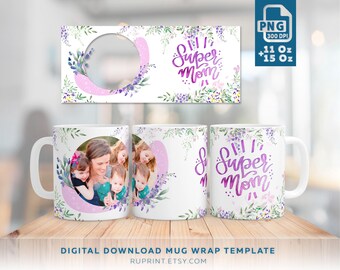 Könnte beinhalten: Eine digitale Download-Vorlage für eine Tassenverpackung mit einem Aquarell-Blumendesign mit lila Blumen und dem Text "Super Mom". Die Vorlage enthält einen Fotobereich für ein Familienfoto.