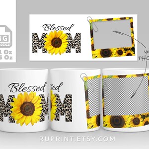 Pu&ograve; includere: Tazza in ceramica bianca con le parole "Blessed MOM" in corsivo nero e lettere con stampa leopardata, con un girasole giallo. Include un mockup con un design a cornice per foto. Disponibile in dimensioni da 312 ml e 425 ml.