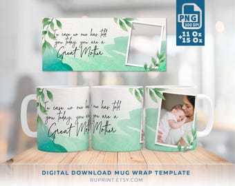 Könnte beinhalten: Eine digitale Download-Vorlage für eine Mug-Verpackung mit einem grünen Aquarellhintergrund mit Blättern und dem Text "Falls dir das heute noch keiner gesagt hat, du bist eine großartige Mutter". Die Vorlage enthält einen Fotoplatz für ein Bild einer Großmutter und eines Kindes.