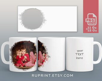 Könnte beinhalten: Weiße Keramiktasse mit individuellem Design, das ein Foto von zwei Kindern in rotem Pyjama und gestreiften Socken zeigt, umgeben von einem dekorativen Rand. Die Tasse hat einen Henkel und Platz für individuellen Text. Das Bild enthält auch ein PNG-Dateisymbol und den Text "RUPRINT.ETSY.COM".