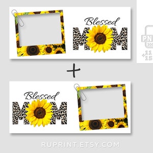Pu&ograve; includere: Due design rettangolari bianchi con accenti di girasole e stampa leopardata. Un design presenta le parole "Blessed MOM" con un girasole al centro. L'altro design ha una cornice di girasole. Un segno pi&ugrave; &egrave; tra i design.