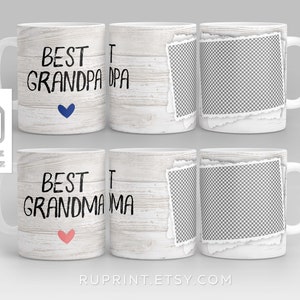 Peut inclure: Deux tasses en céramique blanche avec un motif en bois. Les tasses ont un texte superposé qui dit "Meilleur Grand-père" et "Meilleure Grand-mère" avec un cœur bleu et un cœur rose respectivement. Chaque tasse a un espace pour une photo avec un design en papier déchiré.