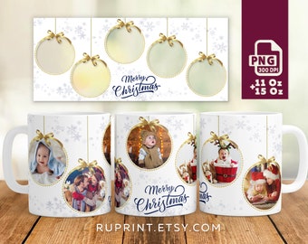 Puede incluir: Taza navideña de cerámica blanca con fotos dentro de formas de adorno con ribete dorado. La taza presenta el texto "Merry Christmas" en escritura azul, con copos de nieve y lazos dorados. El fondo es una pancarta blanca con formas de adorno similares.