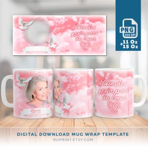 Könnte beinhalten: Eine rosa und weiße Tasse-Verpackungsvorlage mit einem Tauben- und Wolken-Design. Der Text auf der Tasse lautet "Loin des yeux pres du coeur" mit einem Herzsymbol. Die Vorlage ist für 11 oz und 15 oz Tassen.