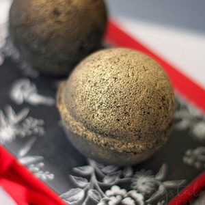 Black & Gold Bath Bomb
