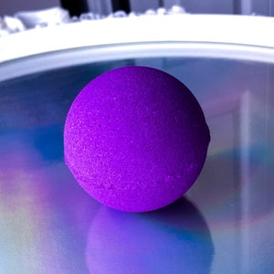 Comforter Bath Bomb - Patchouli, Bergamot & Clove