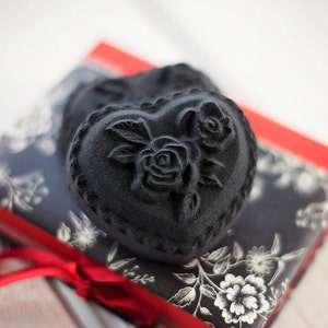 Bomba da bagno Black Heart Rose - Lavanda, Camomilla e Arancia Dolce