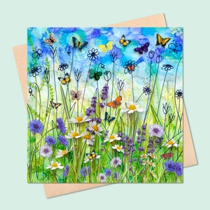 Cartão de flores de borboletas bonitas quadrado em branco, prado de jardim de verão, margaridas, centáureas, borboleta, caprichoso, Millie Moth, colagem selvagem
