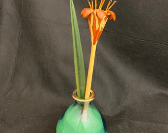 Handgemachte Holz Tag Lilie Blume und Blatt in einer schönen blauen Vase.