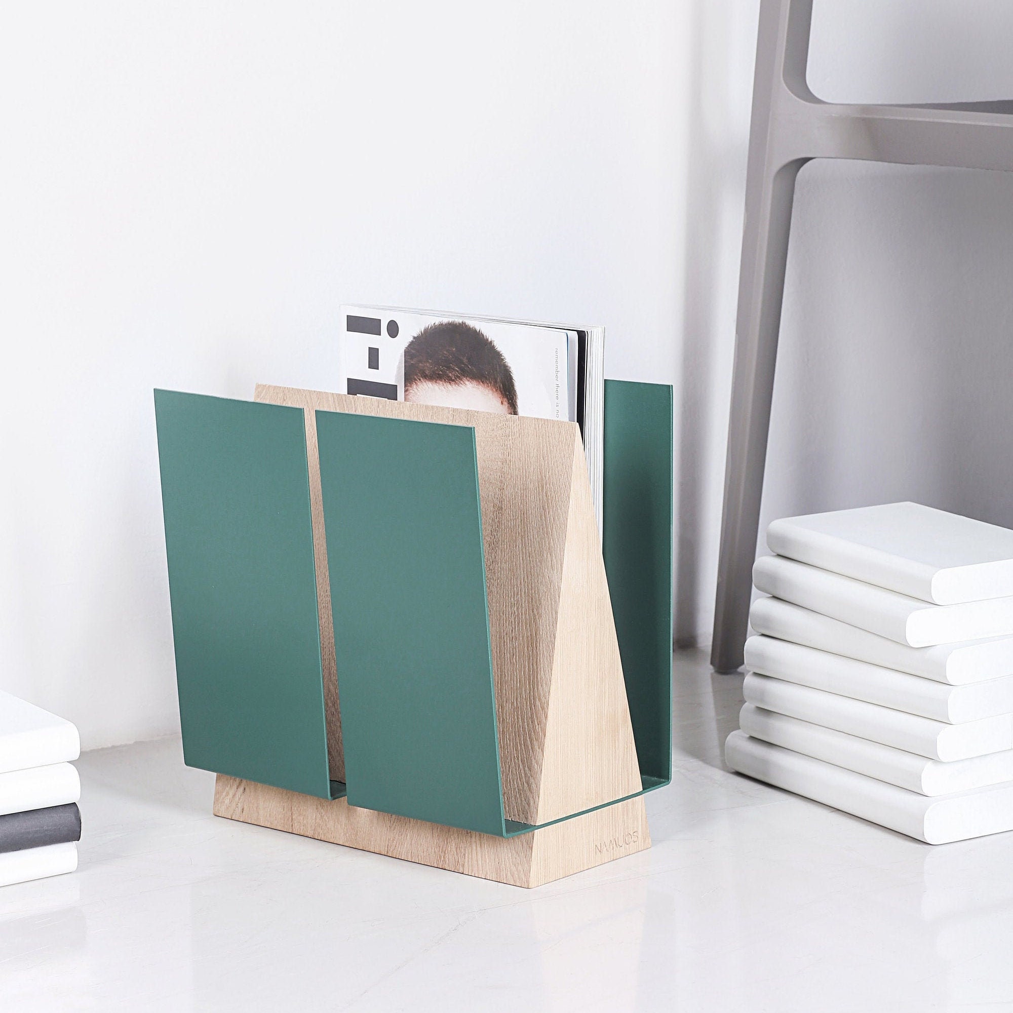  GNBOW Elegante revistero de madera maciza, moderno soporte para  periódico de piso para oficina y organización de sala de estar : Hogar y  Cocina