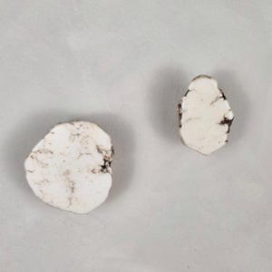 Stenväggskrok eller skåpknopp: Marmor, Mässingsdetaljer