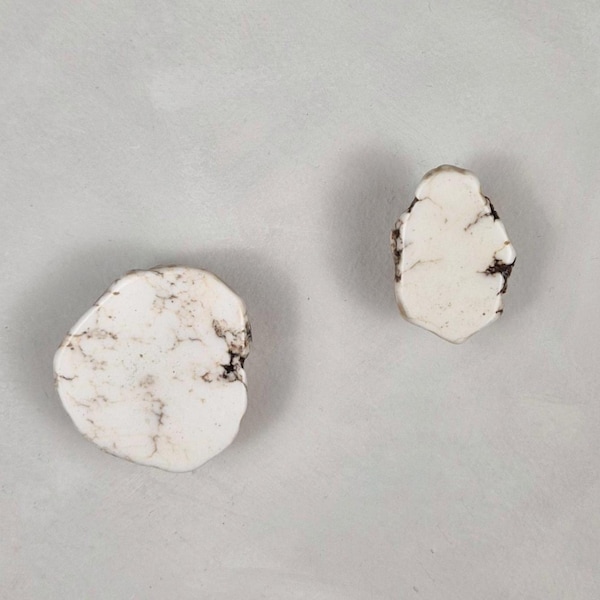 Gancio da parete in pietra o pomello per mobile: marmo, accenti in ottone