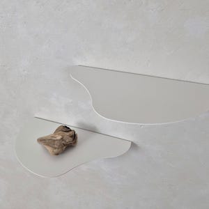 小さな白い壁掛け棚 MOSS、小さな装飾品のためのモダンなディスプレイ