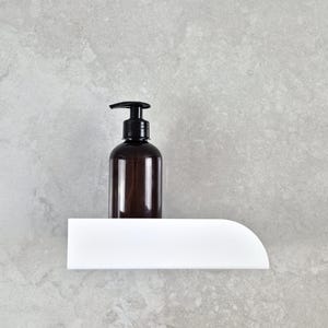 Estante de ducha de metal blanco: Estante de pared para baño de estilo Bauhaus moderno