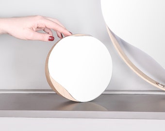 Petit miroir de maquillage 17 cm I Miroir de bureau ondulé I Miroir de table rond I Miroir à main cosmétique en bois de chêne I Cadeau de Noël pour femme