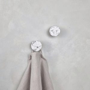 Ronde marmeren kastknop of muurhaak: steen, messing accent