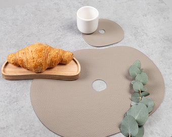 Beige leather placemat and coaster I Nordic design taupe table mats I Minimalist table decor I Perfect for round dining table